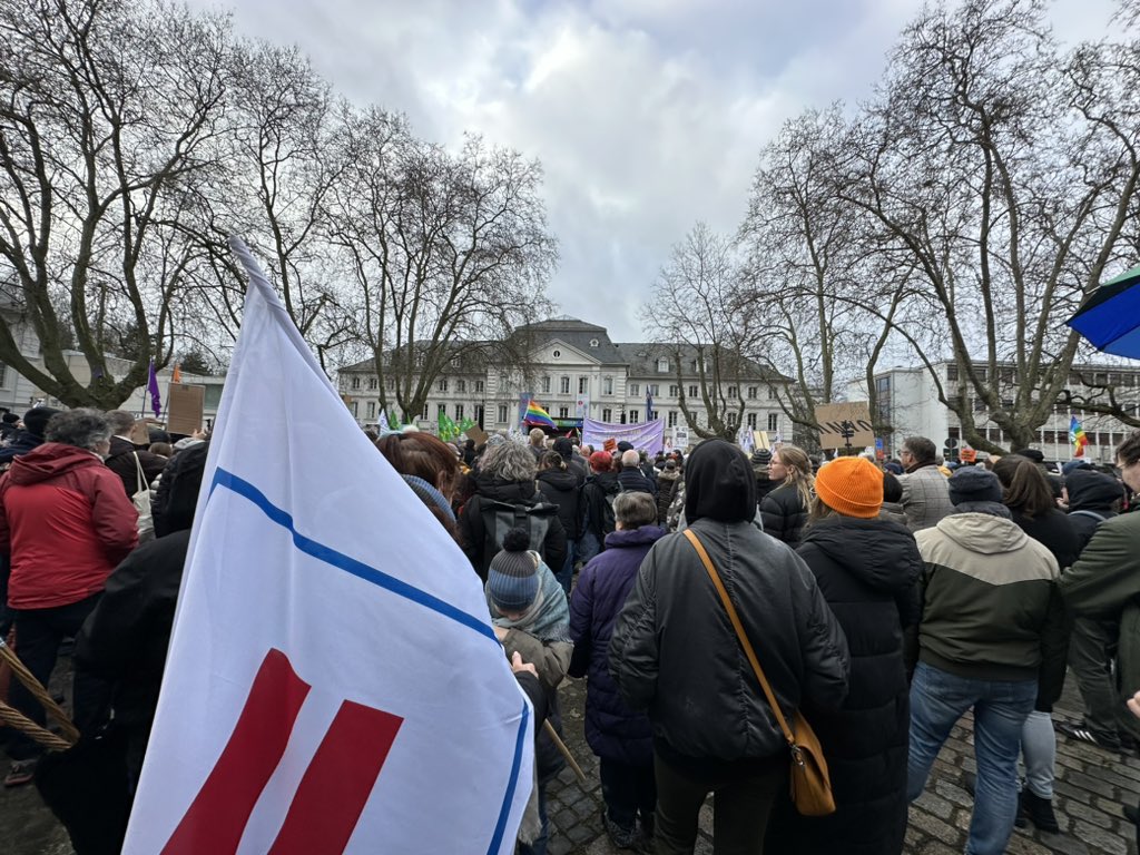 Paritaet_RPS's tweet photo. #BUNTstattBRAUN heute große Kundgebung in #Saarbrücken - für Demokratie und Vielfalt! Natürlich mit dabei: @Paritaet_RPS https://t.co/8KGjX2wWP4