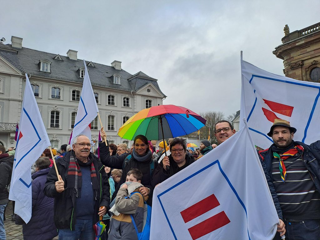 Paritaet_RPS's tweet photo. #BUNTstattBRAUN heute große Kundgebung in #Saarbrücken - für Demokratie und Vielfalt! Natürlich mit dabei: @Paritaet_RPS https://t.co/8KGjX2wWP4