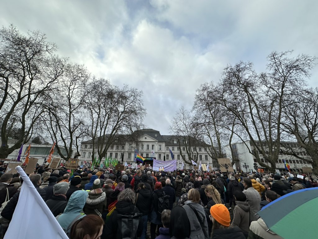 Paritaet_RPS's tweet photo. #BUNTstattBRAUN heute große Kundgebung in #Saarbrücken - für Demokratie und Vielfalt! Natürlich mit dabei: @Paritaet_RPS https://t.co/8KGjX2wWP4