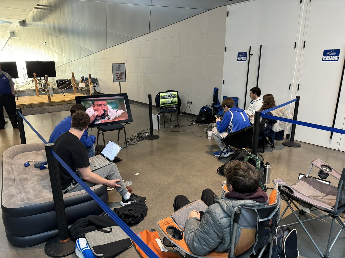 FMBlueBlood's tweet photo. There are 2 smart TVs, a PlayStation 5, 3 laptops and an air mattress right outside Rupp Arena’s doors at 9:45 in the morning. 

Tip off is 8:30

It’s just different here https://t.co/JTwkLHBmOK