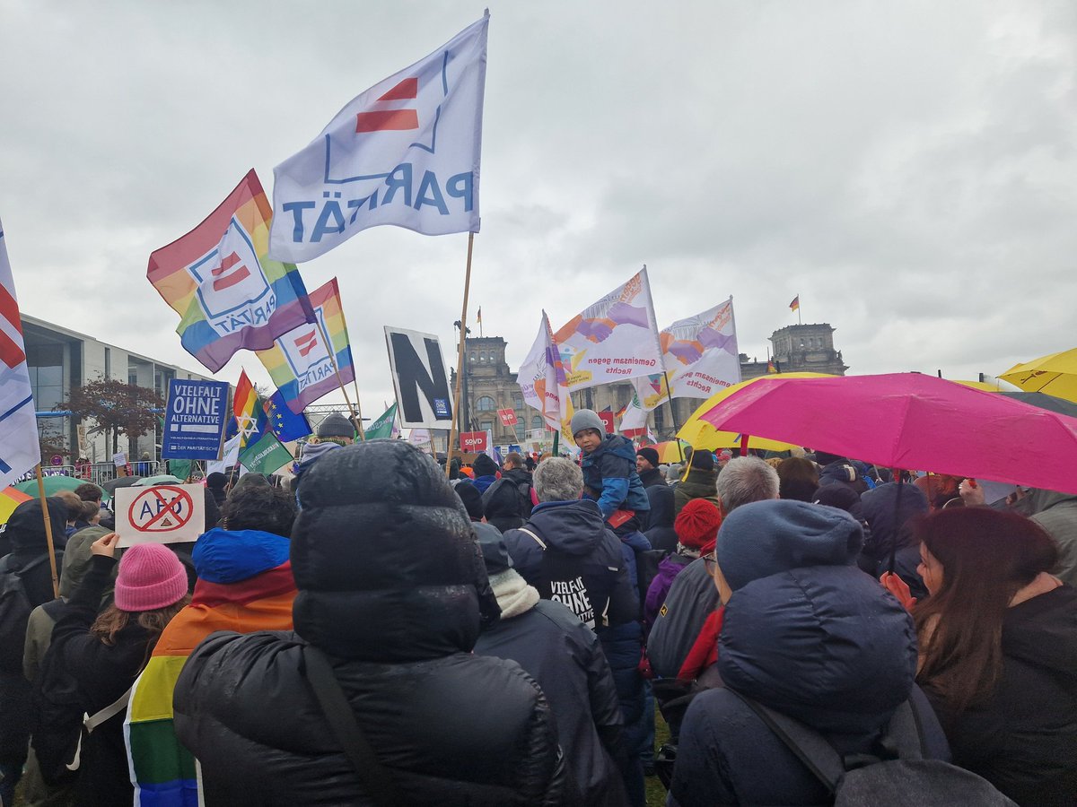 #WirSindDieBrandmauer #ViefaltOhneAlternative #NieWiederIstJetzt 120.000 Menschen stehen für Vielfalt, Menschenwürde und Toleranz <a href="/ParitaetBerlin/">Paritätischer Berlin</a> <a href="/Kiezquartier/">Stefan Lutz</a>