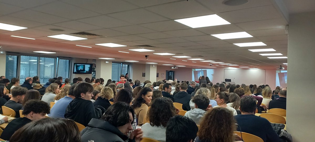 Très forte affluence, aujourd'hui, aux Portes ouvertes de l'<a href="/ESSCA_Ecole/">ESSCA</a>, campus de Paris ! En ce moment, présentation du Programme Grande École : vie étudiante, spécialisations, admissions, international, insertion professionnelle, tous les sujets sont abordés. @EsscaParis