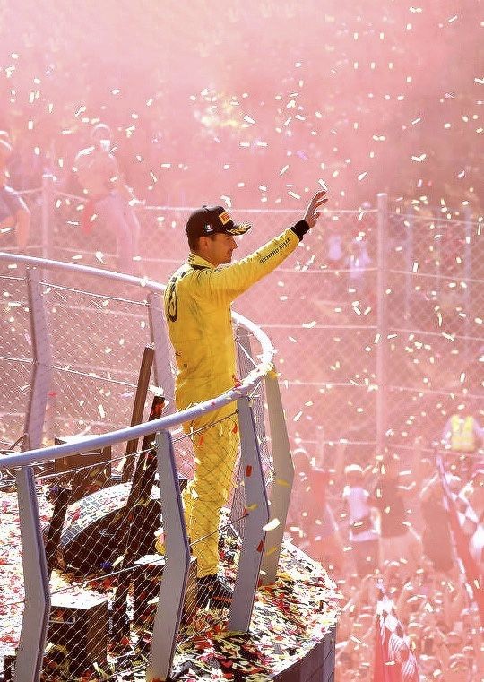 AndYouLH's tweet photo. eu até agora não consegui tirar a frase do Galvão/Senna da cabeça "Ferrari é uma cor, Ferrari é um ronco, Ferrari é toda uma história, Ferrari é um sonho"

pqp, eu me arrepiei!!! 

eu posso sofrer com essa equipe mas não troco ele por nenhuma outra https://t.co/ctKUqsECIA