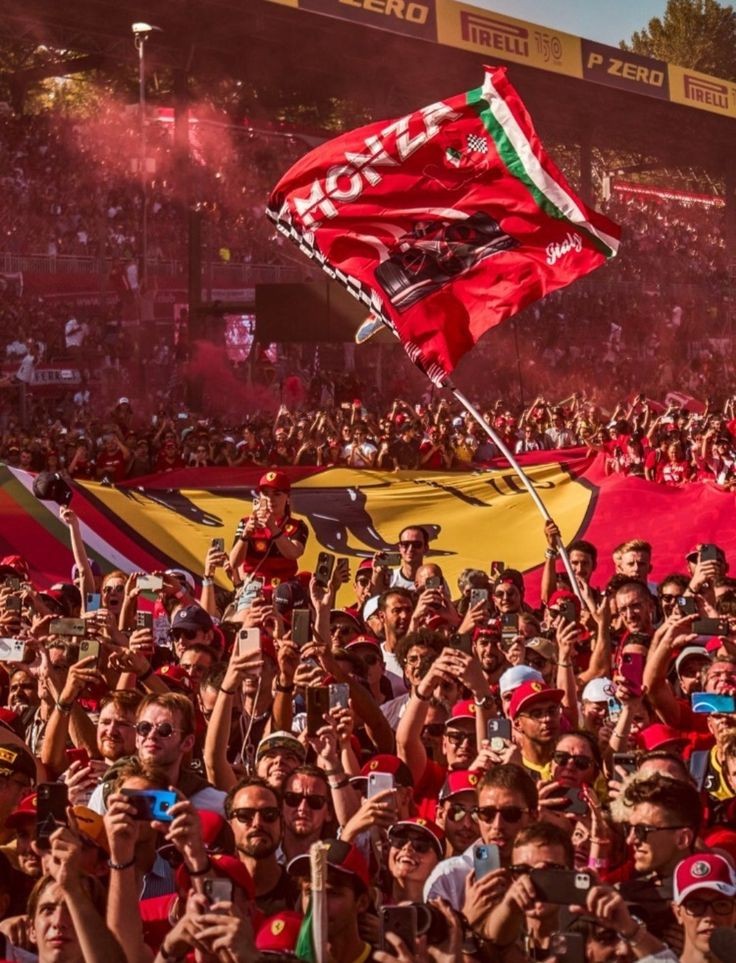 AndYouLH's tweet photo. eu até agora não consegui tirar a frase do Galvão/Senna da cabeça "Ferrari é uma cor, Ferrari é um ronco, Ferrari é toda uma história, Ferrari é um sonho"

pqp, eu me arrepiei!!! 

eu posso sofrer com essa equipe mas não troco ele por nenhuma outra https://t.co/ctKUqsECIA