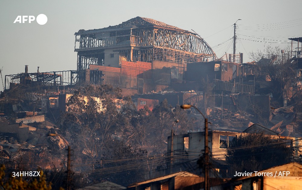 Al menos 19 personas murieron en un solo sector de Viña del Mar a causa de los incendios forestales que tienen en emergencia a la región de Valparaíso y otras partes del centro y sur de Chile, informa la ministra del Interior, Carolina Tohá #AFP
