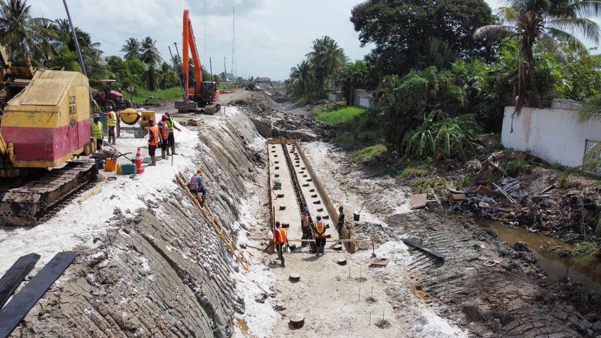 minrodriguesmp's tweet photo. Construction has begun on the remaining section of Eccles Access Road (Dump Site Road). The road is being converted into a four-lane thoroughfare to connect Heroes Highway to the East Bank four-lane Highway (Public Road).
#AdvancingInfrastructure #ConnectingCommunities #OneGuyana https://t.co/ZlxdxysCxH