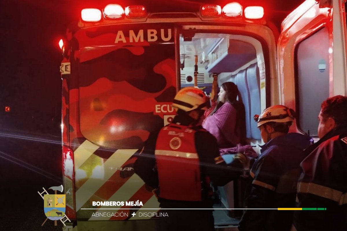 BomberosMejia1's tweet image. En horas de la madrugada 🌜 a la altura del km 33 de la vía Alóag - Santo Domingo 🛣️ un vehículo liviano perdió pista
Producto del siniestro 2 personas resultaron heridas.
Nuestro personal 🚒🔰 brindó la atencion prehospitalaria a los pacientes.
