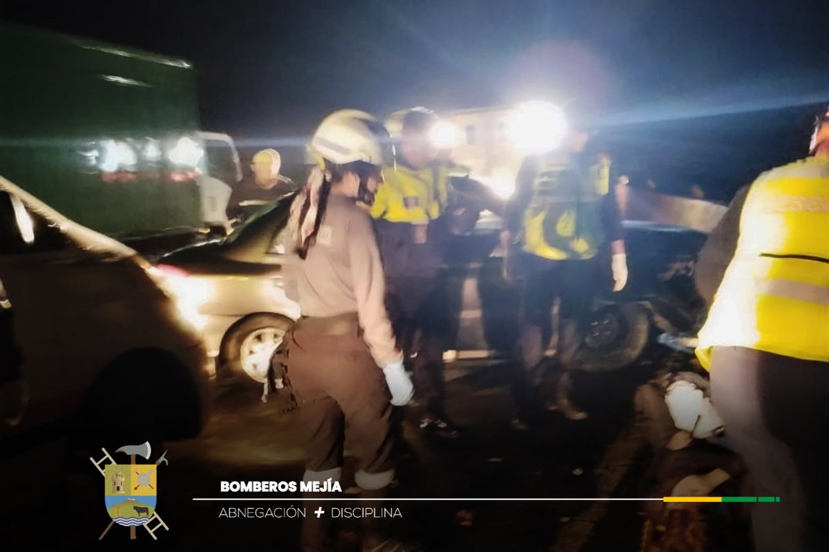 BomberosMejia1's tweet image. En horas de la madrugada 🌜 a la altura del km 33 de la vía Alóag - Santo Domingo 🛣️ un vehículo liviano perdió pista
Producto del siniestro 2 personas resultaron heridas.
Nuestro personal 🚒🔰 brindó la atencion prehospitalaria a los pacientes.