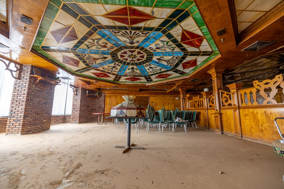 abandonedstate's tweet photo. Inside an abandoned wedding venue, that has now been demolished for a grocery store chain.

#abandoned #urbex #abandonedbuilding #bando https://t.co/ZHLae9khTa