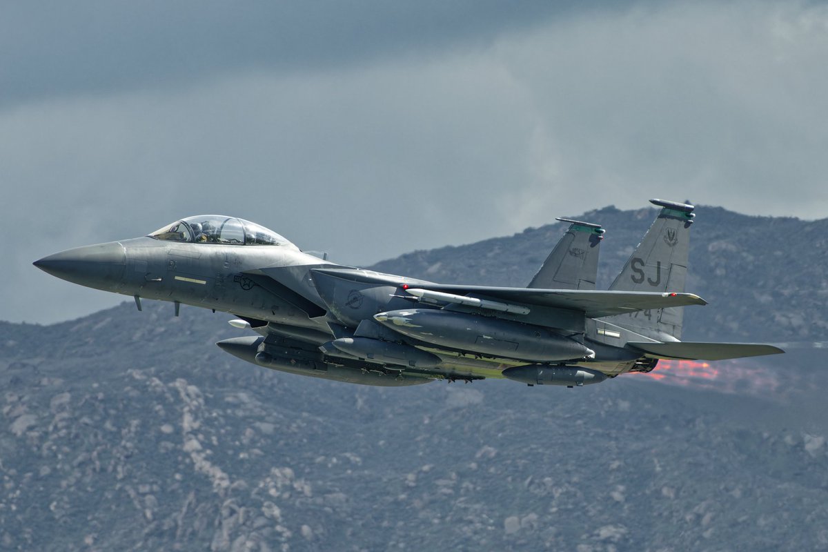 MilAirPhoto's tweet image. 336th Fighter Squadron F-15E Strike Eagle from Seymour Johnson AFB lighting afterburners out of March ARB #milair #avgeek #f15e