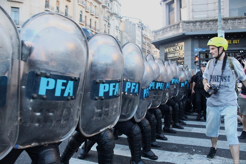 Desde #Comu repudiamos la represión a quienes se manifestaron frente al Congreso en protesta por la Ley Omnibus y alertamos  sobre las agresiones específicamente dirigidas a quienes ejercen el trabajo periodistico.

(1/2)