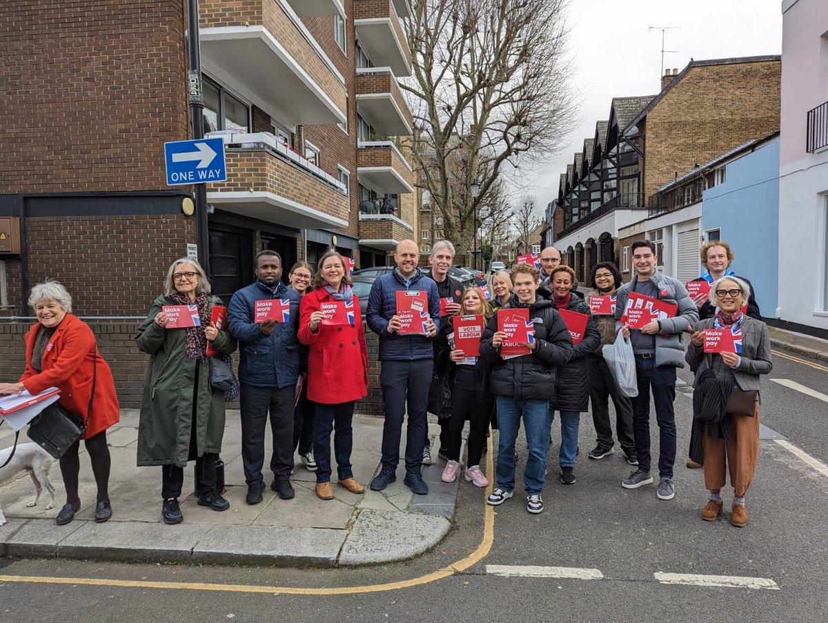 Great meeting residents in Norland today and discussing Labour’s plans for the economy and a #newdeal for working people with @PutneyFleur. Banning zero hours contracts, an end to fire and rehire, better rights at work, and a genuine living wage would all help make work pay.