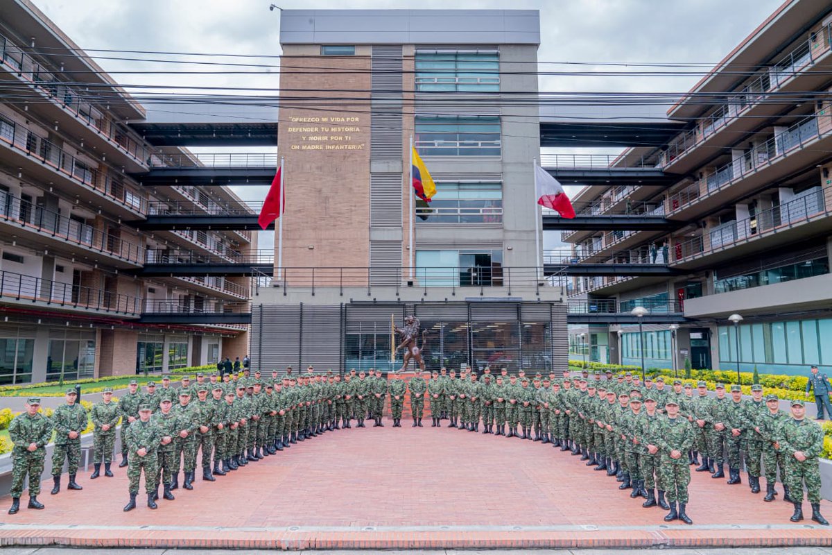 Ejercito_Davaa's tweet photo. El Sargento Mayor de Comando de la Brigada de Aviación Ejército N.°32, Yarvey Arles Jaramillo Pérez, realiza una presentación acerca de la profesionalización militar de los suboficiales de la OTAN, en el seminario de líderes EJC 2024, en #Bogotá.

#EducaciónMilitar https://t.co/gqCsh3RwuZ