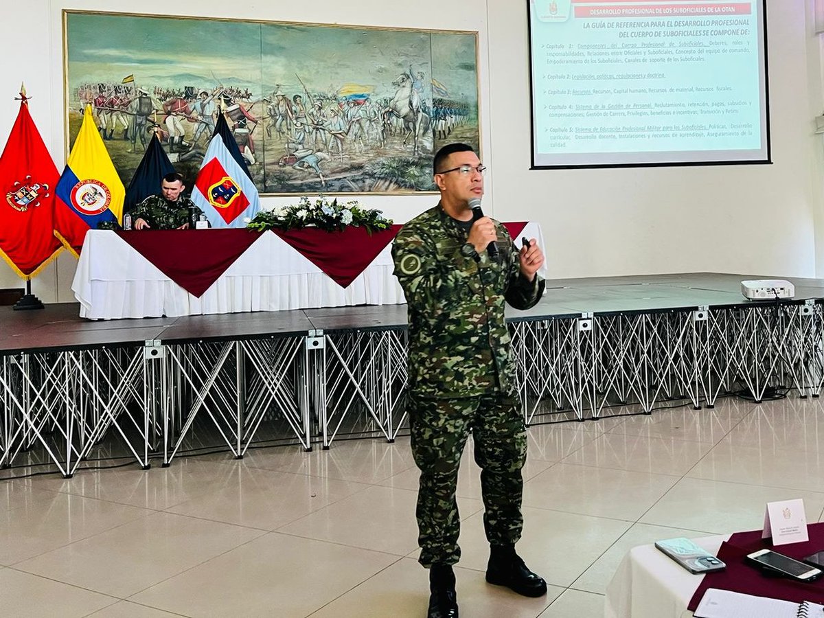 Ejercito_Davaa's tweet photo. El Sargento Mayor de Comando de la Brigada de Aviación Ejército N.°32, Yarvey Arles Jaramillo Pérez, realiza una presentación acerca de la profesionalización militar de los suboficiales de la OTAN, en el seminario de líderes EJC 2024, en #Bogotá.

#EducaciónMilitar https://t.co/gqCsh3RwuZ