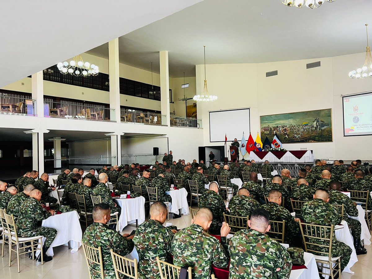 Ejercito_Davaa's tweet photo. El Sargento Mayor de Comando de la Brigada de Aviación Ejército N.°32, Yarvey Arles Jaramillo Pérez, realiza una presentación acerca de la profesionalización militar de los suboficiales de la OTAN, en el seminario de líderes EJC 2024, en #Bogotá.

#EducaciónMilitar https://t.co/gqCsh3RwuZ