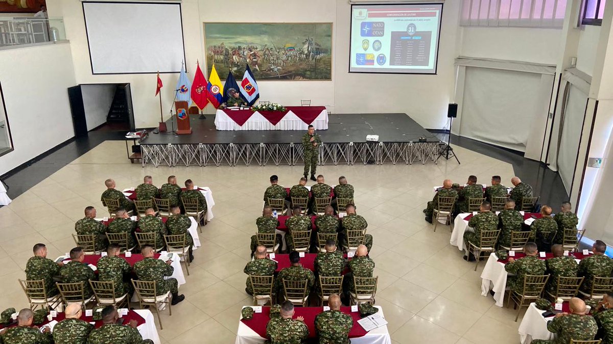 Ejercito_Davaa's tweet photo. El Sargento Mayor de Comando de la Brigada de Aviación Ejército N.°32, Yarvey Arles Jaramillo Pérez, realiza una presentación acerca de la profesionalización militar de los suboficiales de la OTAN, en el seminario de líderes EJC 2024, en #Bogotá.

#EducaciónMilitar https://t.co/gqCsh3RwuZ