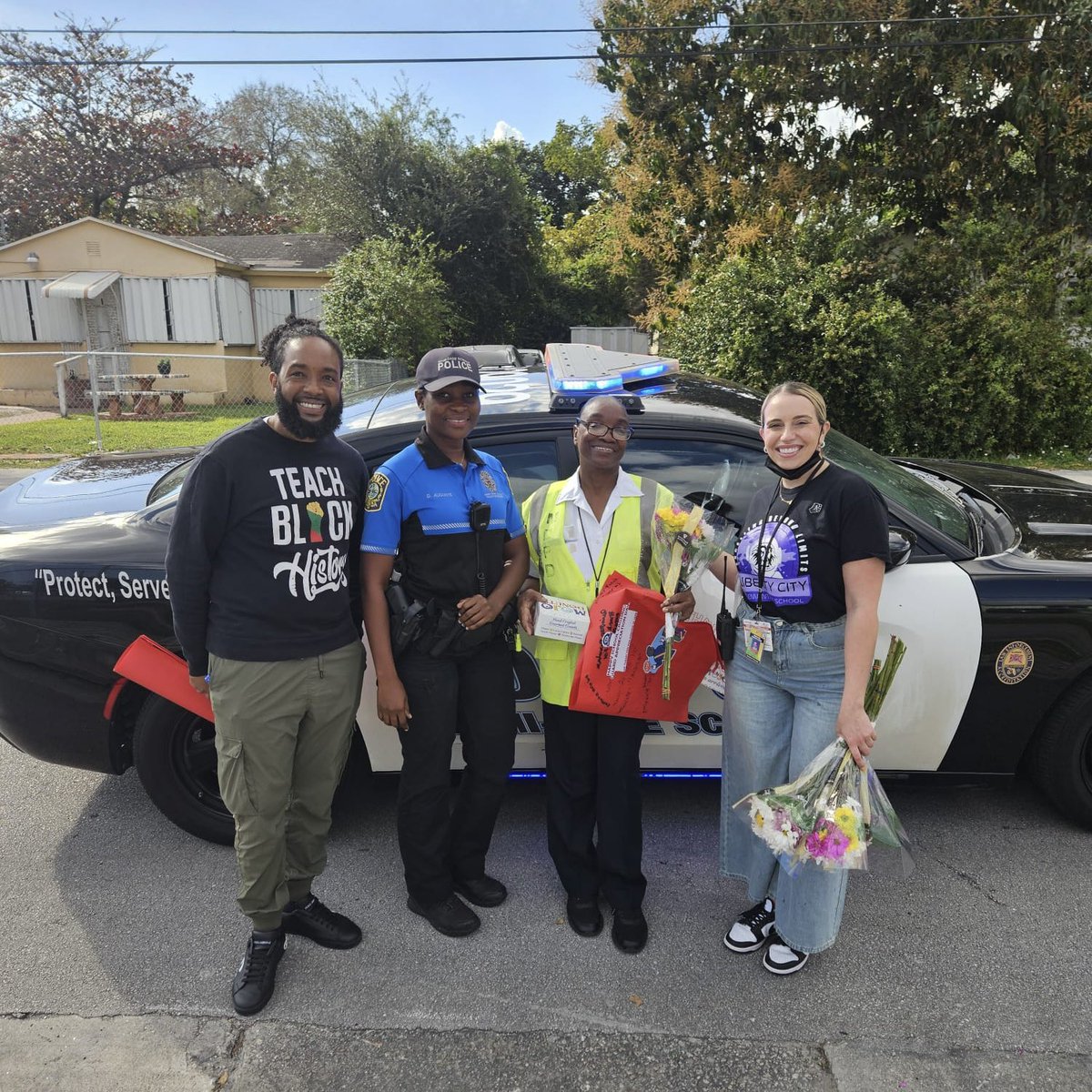 Ms_LJhones's tweet photo. Keeping our kids safe everyday! Thank you to our amazing crossing guards! 💚🚸🧡 https://t.co/r1OK3HfT9C