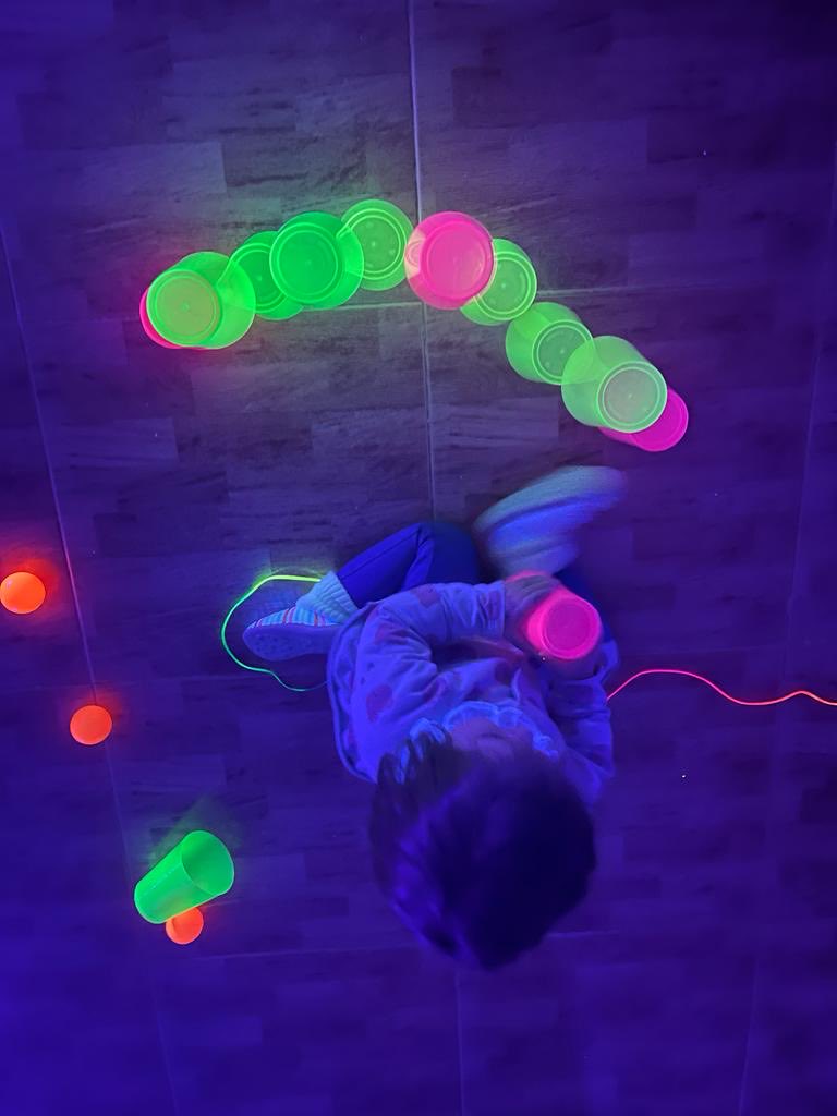 Tardes de juego con la peque. La luz negra y sus posibilidades en el ámbito psicomotor.