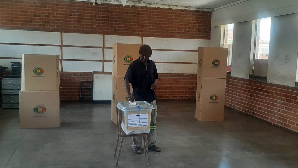 GondaiMutongi's tweet photo. Voting at Mkoba High 1 in Gweru #VoteZANUPF https://t.co/khjuNxuwR9