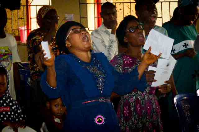 Lr210MfmN's tweet image. Images of Today's Power Must Change Service February Edition loaded with immense praises and worship🎵 , melodic hymns 🎶, powerful word utterances 🗯 and yoke-breaking prayers 🔥.

#PowerMustChangeHands
#FebruaryEdition
#MFMWorldwide
#Mfmnoforija