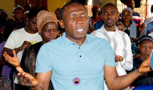 Lr210MfmN's tweet image. Images of Today's Power Must Change Service February Edition loaded with immense praises and worship🎵 , melodic hymns 🎶, powerful word utterances 🗯 and yoke-breaking prayers 🔥.

#PowerMustChangeHands
#FebruaryEdition
#MFMWorldwide
#Mfmnoforija