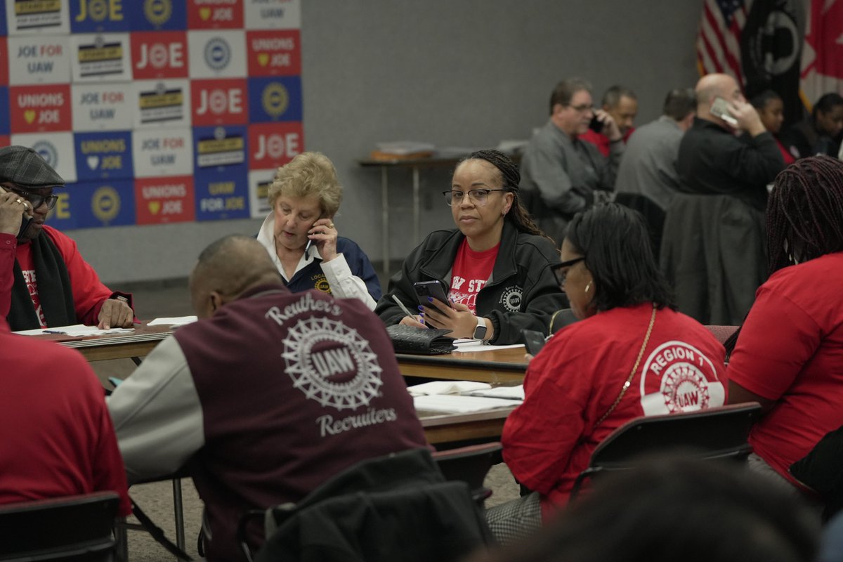 .@POTUS visited UAW members at the Region 1 Training Center on Thursday. Before his arrival at the event, UAW members made calls to voters on his behalf ahead of Michigan's Feb. 27 Democratic primary. 'When labor does well, everybody does well,' Biden told those in attendance.