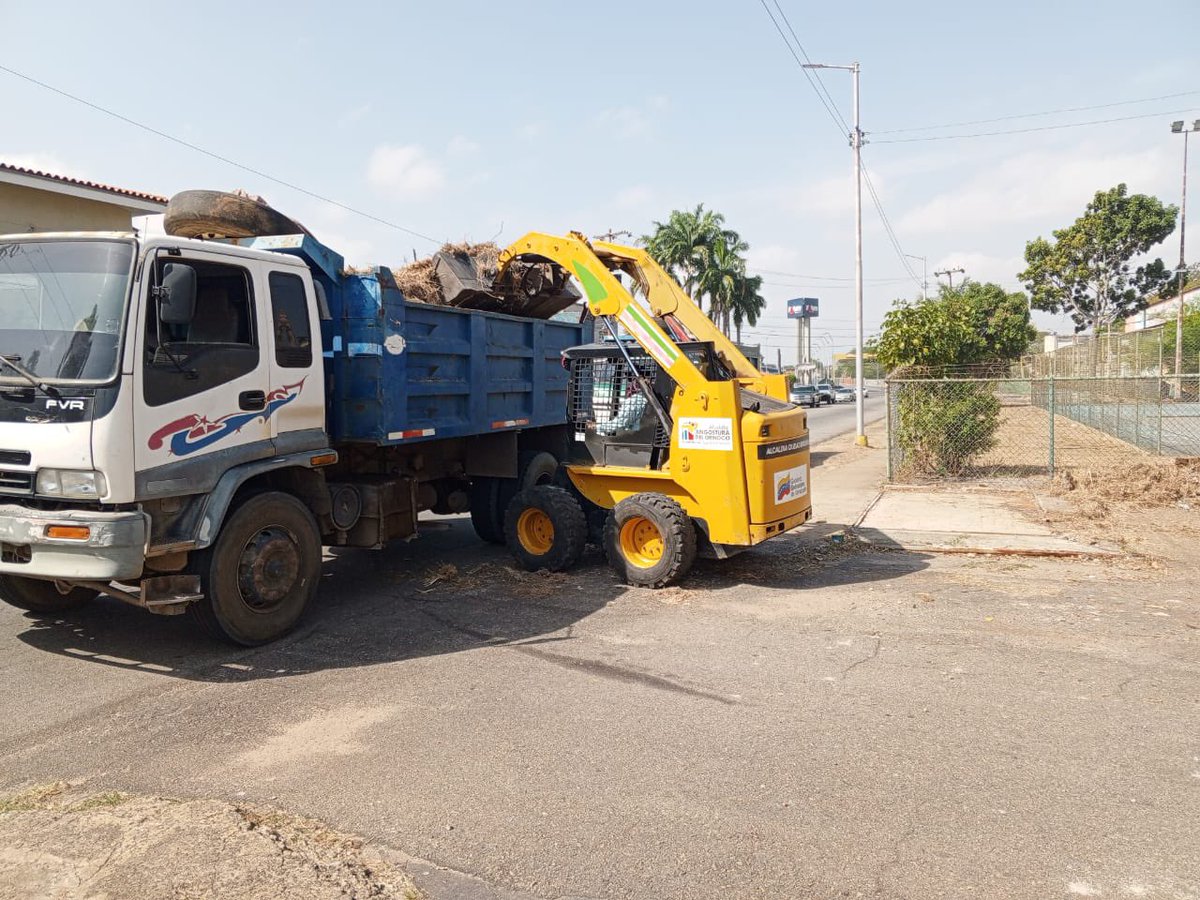 Nuestros equipos continúan trabajando en las labores de erradicación de vertederos espontáneos en Ciudad Bolívar, a través del 1x10 del buen gobierno #DeLaManoDelPueblo
 <a href="/NicolasMaduro/">Nicolás Maduro</a>