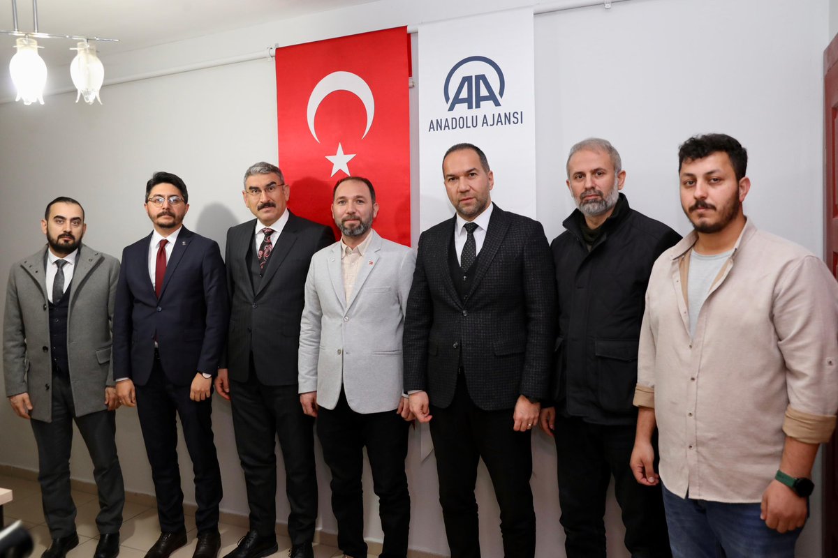 AK Parti Niğde Milletvekili Cevahir Uzkurt, Belediye Başkanı Emrah Özdemir, AK Parti İl Başkanı Mustafa Özdemir, Merkez İlçe Başkanı Hacı Mehmet Eren ve parti üyeleri, AA Niğde bürosunu ziyaret etti. Ziyaretleri için teşekkür ederim. <a href="/baskanozdemirr/">Emrah Özdemir</a> <a href="/CevahirUzkurt/">Prof. Dr. Cevahir UZKURT</a> <a href="/AvMstfOzdmr/">Mustafa ÖZDEMİR 🇹🇷 ⚖️</a>