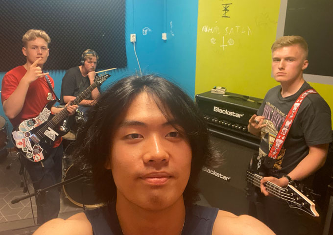 Jamsphere's tweet photo. 🔊 Dive into the sonic brilliance of @KosmosBand's latest masterpiece, 'Jukebox'! 🤘 A thrilling journey through alternative punk mastery that resonates with raw intensity. 🎸 #Kosmos #Jukebox #AlternativePunk #MusicMastery #SonicRevolution 🚀 - https://t.co/eV1ZDxPp5M https://t.co/SIwSynYja1