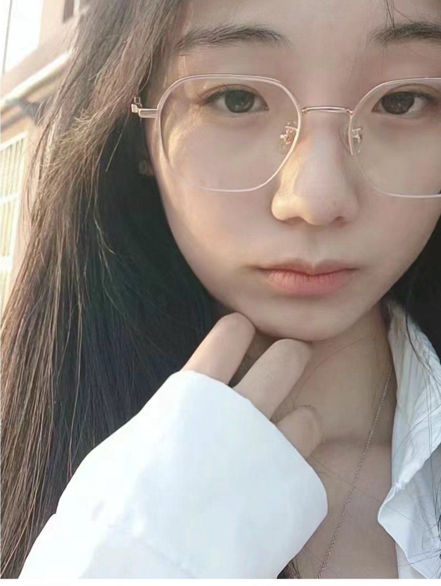 喜欢深喉，深喉一定要深喉到我的脖子里出现你快速抽插的痕迹。而当你释放时，一定要深入最深处，窒息着我，倾泻而出...