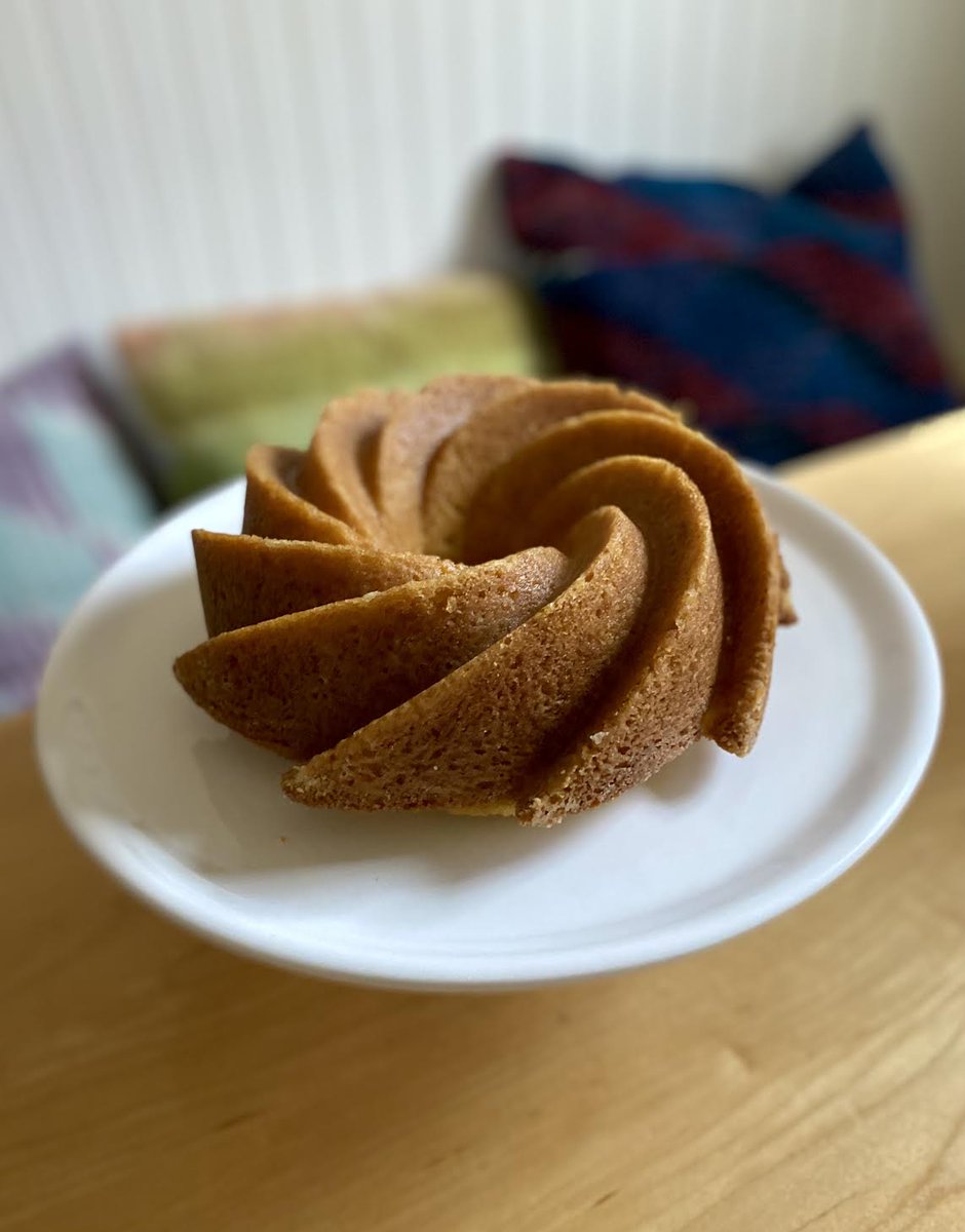 Lemon Bundt Cake, another Grade-A recipe from Nancy Silverton's new-ish (and fantastic) cookbook, 'The Cookie That Changed My Life.' Delicious. So easy; the most challenging step was greasing/flouring the pan. I love how @NordicWare pans do all the heavy-lifting, looks-wise.