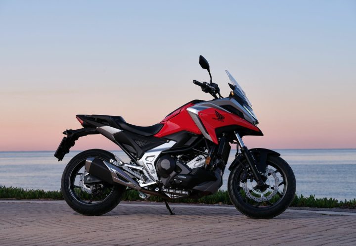 AutosTunning's tweet photo. Ni scooter, trail o deportiva, es todo a la vez, consume 3,5 l/100 km y es el crossover definitivo de dos ruedas https://t.co/SouU2wHqTt https://t.co/xaMkhaxKXF