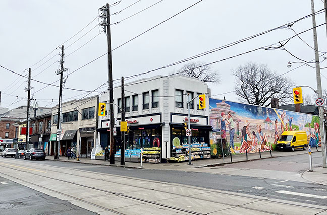 A development proposal for the northwest corner of Lee Avenue and Queen Street East in the Beach is calling for a six-storey, 60-unit residential building with a new, larger grocery store at street level. beachmetro.com/2024/02/02/pro…