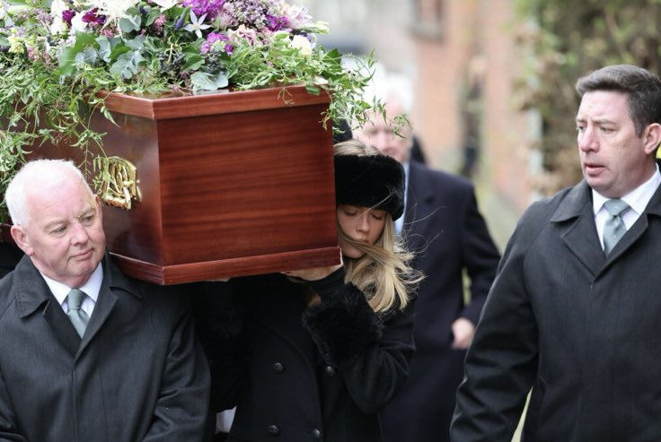 Photo of #DerekDraper’s #funeral yesterday as featured in @MetroUK His 17-yo daughter carried the coffin along with pallbearers of the funeral director’s team. A touching reminder that everyone can carry a coffin. As not everyone knows the options, here is some information:🧵