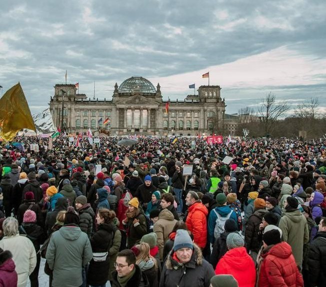 Trotz Regen 300.000 Menschen. Danke. Unsere Freunde und Nachbarn wollen sie deportieren. Bis hier und nicht weiter. Heute und an jedem anderen Tag gegen alte und neue Nazis! #Berlin #WirSindDieBrandmauer #wirsindmehr #NoAfd #niewieder #NieWiederIstJetzt