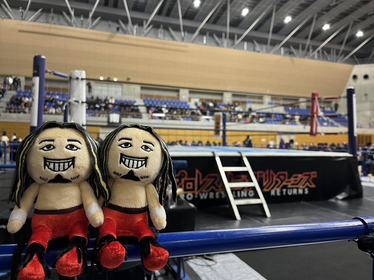 seikoboo53's tweet photo. プロレス観戦行って来ました！
最前列！サイコー！
私も双子なのさ。 https://t.co/fRTSQlOQK5