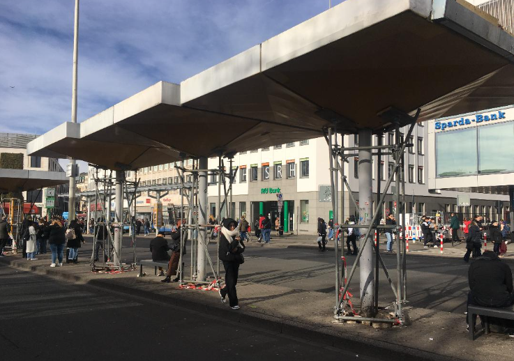 sbalcerac's tweet photo. Niemcy przypominają coraz bardziej późny PRL. Infrastruktura się sypie, pociągi spóźniają się nagminnie, strajk goni strajk. Symbolem jest waląca się wiata autobusowa w centrum byłej stolicy Bonn. W tle punkt spotkań narkomanów i meneli. Autobusów nie ma, bo wczoraj był strajk. https://t.co/zCa9oDdUAF