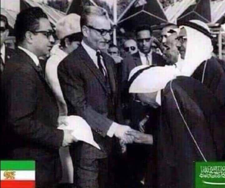 قبل نجاح الثورة الإسلامية الإيرانية كان ملوك الاعراب يركعون لملك ايران الشاه السفاح محمد بهلوي الشرطي الامريكي وعند انتصار الثورة وتحويل سفارة اسرائيل الى سفارة فلسطين.وإعلان الدعم المطلق للقضية الفلسطينية والعداء التام للكيان الغاصب.أصبحت إيران في نظر الأعراب دولة مجوسية صفوية