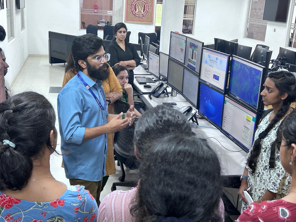 alfredjohny07's tweet photo. Had an opportunity to take final year BSc students to 2 prestigious institutes at Trivandrum @KeralaSDMA and @imd_trivandrum. Thanks to all concerned and Dean, CCCES @KeralaAgVarsity https://t.co/CJqr6HqP3y