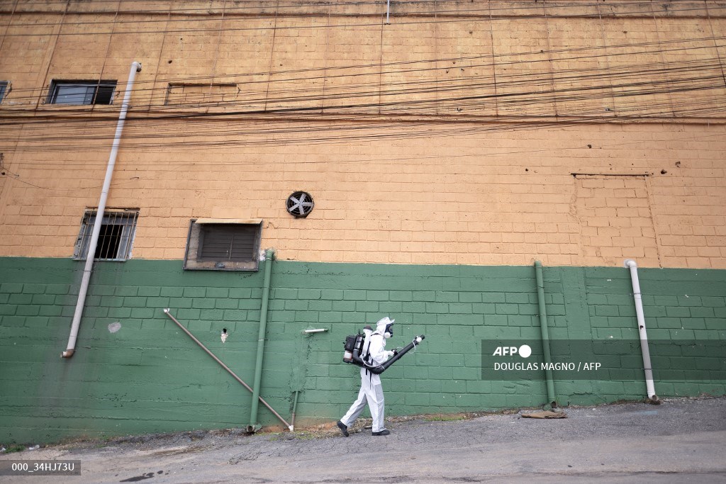 AFPphoto's tweet photo. #Brazil 
A health worker fumigates against the Aedes aegypti mosquito, a vector of the dengue, Zika, and Chikungunya viruses in Contagem, metropolitan region of Belo Horizonte, as the country faces a substantial increase in dengue fever cases. 

📷@douglasmagnoDM #AFP https://t.co/XlLyPcYaf2