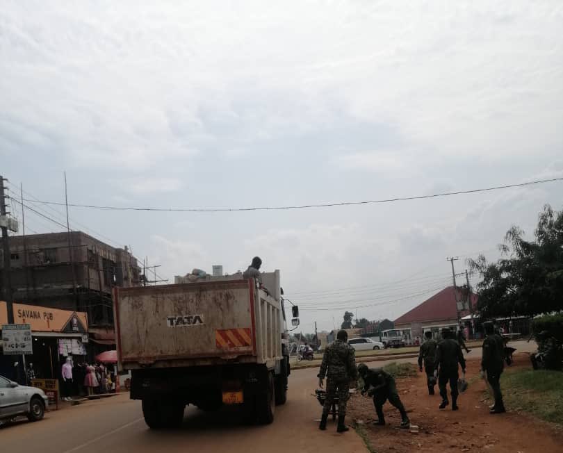 Well done @MODVA_UPDF 👏🏾👏🏾for cleaning the streets of Kamuli.

@cdfupdf @UPDFspokespersn @HENRYobboUPDF @UPDFfc @ABarirega @JohnTeira @nemaug