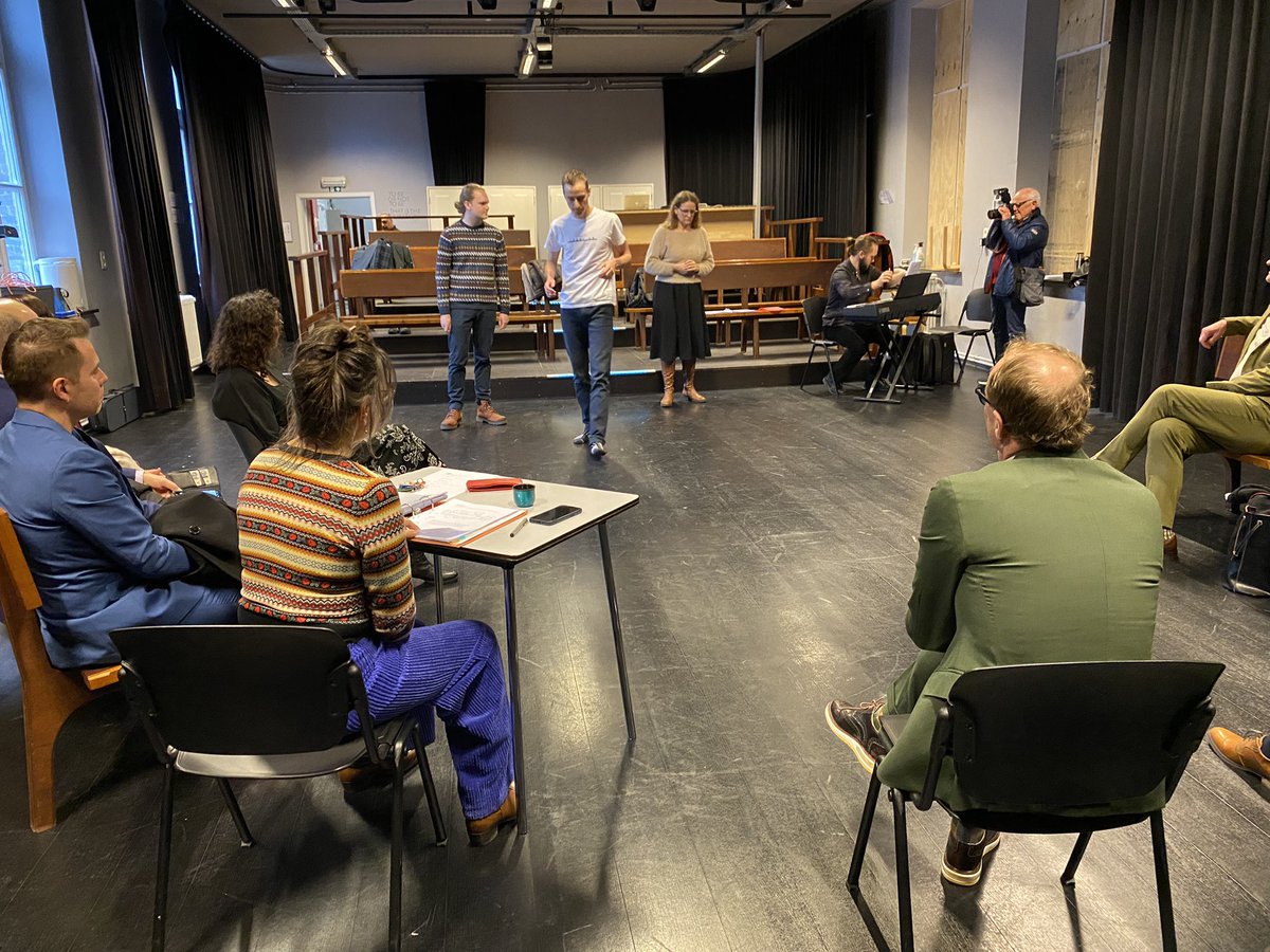 WalentinaCools's tweet image. Feestelijke start in mooie academie @Geraardsbergen. Leerlingen tonen trots wat ze kunnen aan enthousiast publiek. En wij proberen alle borden in de lucht te houden. Aan iedereen een mooie #dagvandeacademies #dko #kunstverbindt