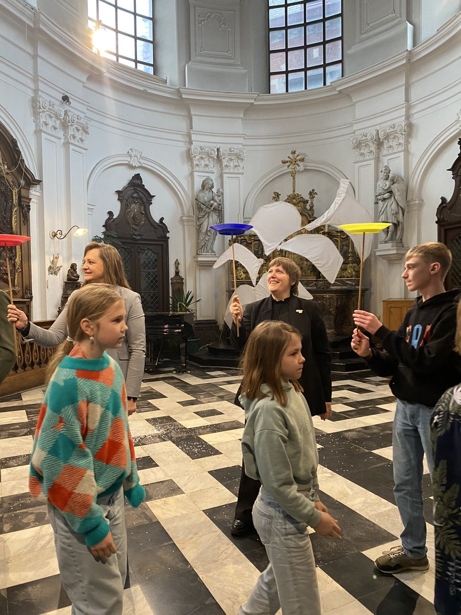 WalentinaCools's tweet image. Feestelijke start in mooie academie @Geraardsbergen. Leerlingen tonen trots wat ze kunnen aan enthousiast publiek. En wij proberen alle borden in de lucht te houden. Aan iedereen een mooie #dagvandeacademies #dko #kunstverbindt