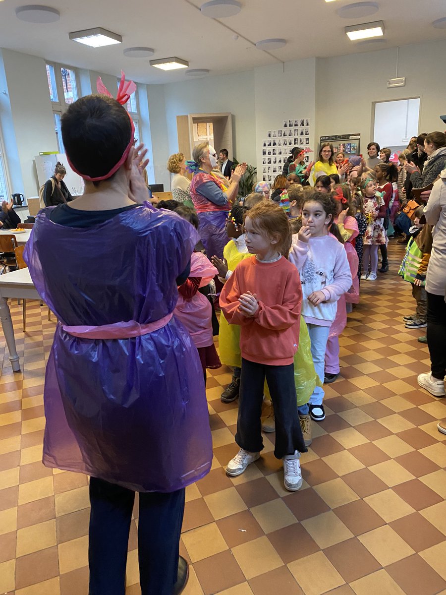 WalentinaCools's tweet image. Feestelijke start in mooie academie @Geraardsbergen. Leerlingen tonen trots wat ze kunnen aan enthousiast publiek. En wij proberen alle borden in de lucht te houden. Aan iedereen een mooie #dagvandeacademies #dko #kunstverbindt