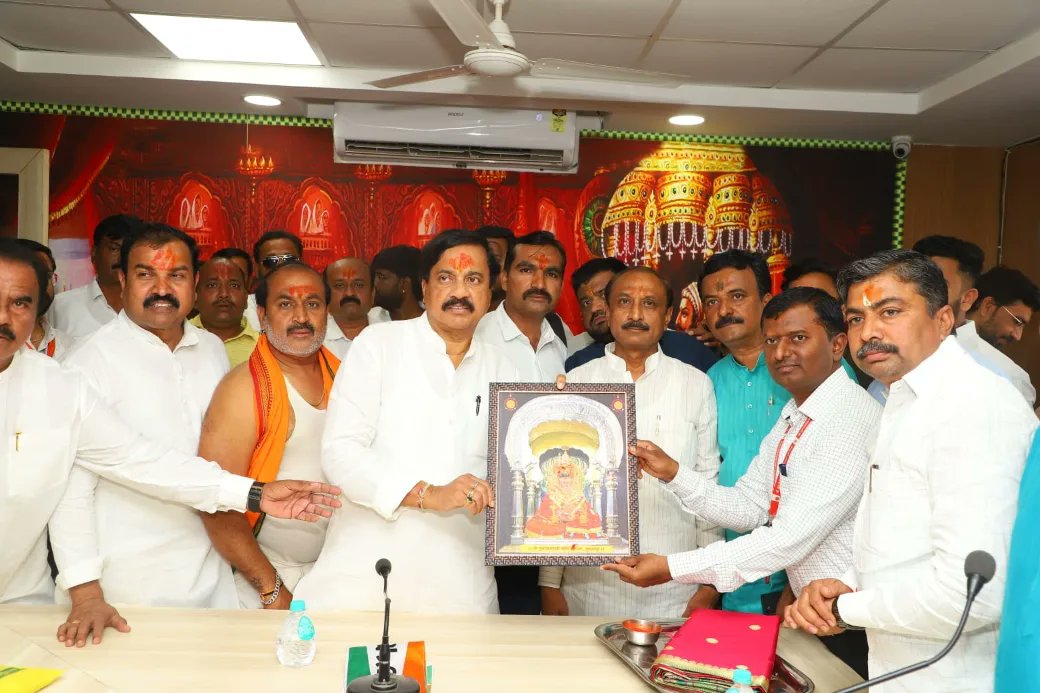 SunilTatkare's tweet photo. आज धाराशिव-सोलापूर जिल्ह्याच्या दौऱ्यावर असताना सबंध महाराष्ट्राची कुलस्वामिनी तुळजापूरची आई तुळजाभवानी देवीचे मनोभावे दर्शन घेऊन मन प्रसन्न झाले.आई जगदंबेच्या दर्शनाने नेहमीच ऊर्जा मिळते. सर्वसामान्य जनतेच्या व बळीराजाच्या जीवनात सुख, शांती, समृद्धी नांदो अशी प्रार्थना आई तुळजाभवानी चरणी केली. मंदिर संस्थानातर्फे शाल व तुळजाभवानी देवीची प्रतिमा देऊन केलेला सत्कार विनम्रपणे स्वीकारला.
यावेळी आमदार @ATatkare, प्रदेश उपाध्यक्ष सुरेश बिराजदार,प्रदेश सचिव गोकुळ शिंदे, पक्षाच्या पदवीधर विभाग कार्याध्यक्ष नितीन बागल,जिल्हाध्यक्ष महेंद्र धुरगुडे,तुळजापूर ता.अध्यक्ष श्रीकृष्ण सूर्यवंशी ता.कार्याध्यक्ष संदीप गंगणे,दुर्गेश साळुंखे,पुजारी अविनाश गंगणे व पदाधिकारी,कार्यकर्ते उपस्थित होते.
@mahancpspeaks #TuljaBhavani