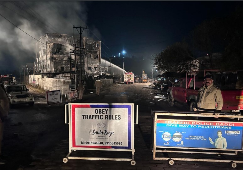 TheNewsRadar1's tweet photo. 💥5 confirmed dead in Himachal perfume factory fire so far after recovery of 4 bodies; nearly 10 workers missing💥
#thenewzradar #himachalnews #baddi #solan #factory #workermissing #industryhub #himachalpradesh
Read Full Article👇
https://t.co/Kdhq3S3Aua https://t.co/ZVQv4pwYrg