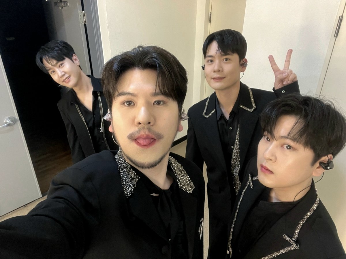 official_lapoem's tweet photo. #LAPOEM
라포엠의 봄-Primavera di LA POEM-전주

💥무대를 찢.었.다💥

오늘도 큰 응원 보내주신
관객분들 덕분에
짱포엠 🔋행복 충전 완료🔋

와주신 분들도
모두 좋은 기억 가지고
조심히 들어가시길 바랄게요❤️

#라포엠 #라포엠의봄 
#유채훈 #박기훈 #최성훈 #정민성 
#YouChaehoon #ParkKihun
#ChoiSunghoon #JeongMinseong