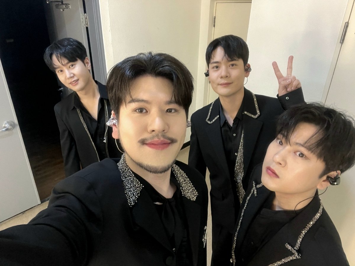 #LAPOEM
라포엠의 봄-Primavera di LA POEM-전주

💥무대를 찢.었.다💥

오늘도 큰 응원 보내주신
관객분들 덕분에
짱포엠 🔋행복 충전 완료🔋

와주신 분들도
모두 좋은 기억 가지고
조심히 들어가시길 바랄게요❤️

#라포엠 #라포엠의봄 
#유채훈 #박기훈 #최성훈 #정민성 
#YouChaehoon #ParkKihun