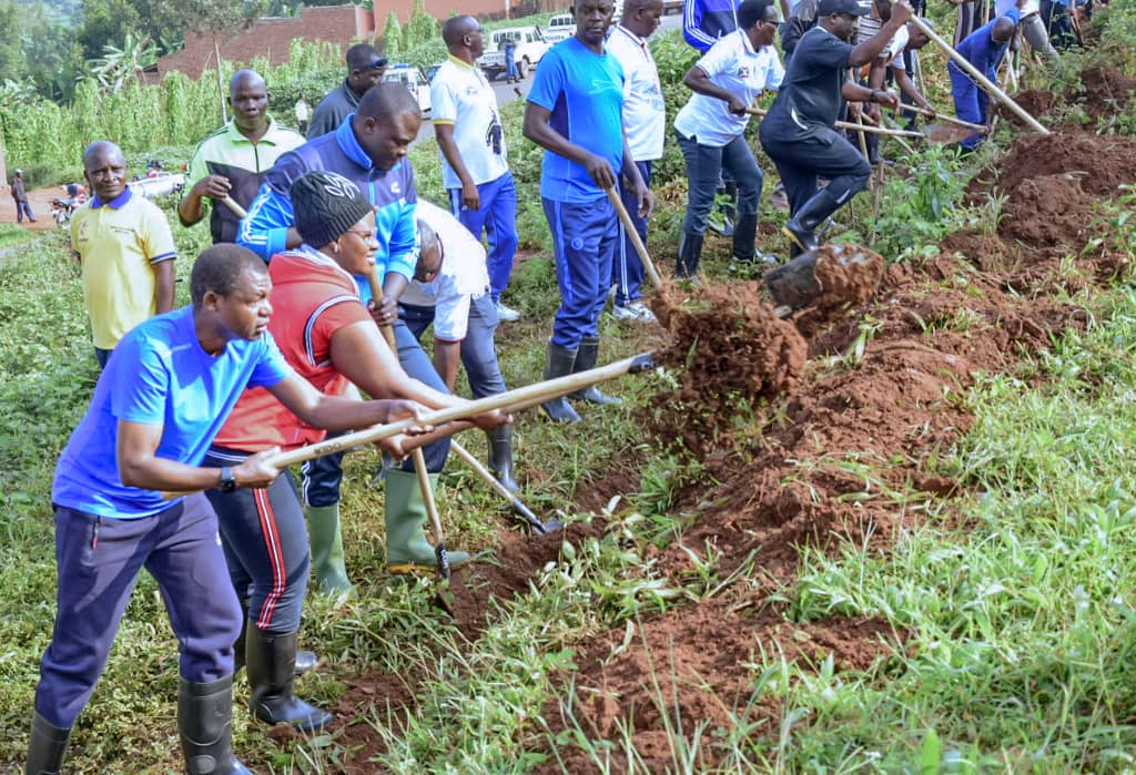 #Burundi: Le Président du <a href="/Burundi_senat/">Inama Nkenguzamateka</a> en compagnie de son épouse se joint à la population de la commune et  @KirundoProvince  dans les travaux de développement communautaire. Les travaux consistent au traçage des haies anti-érosives sur la colline #Rugero.
