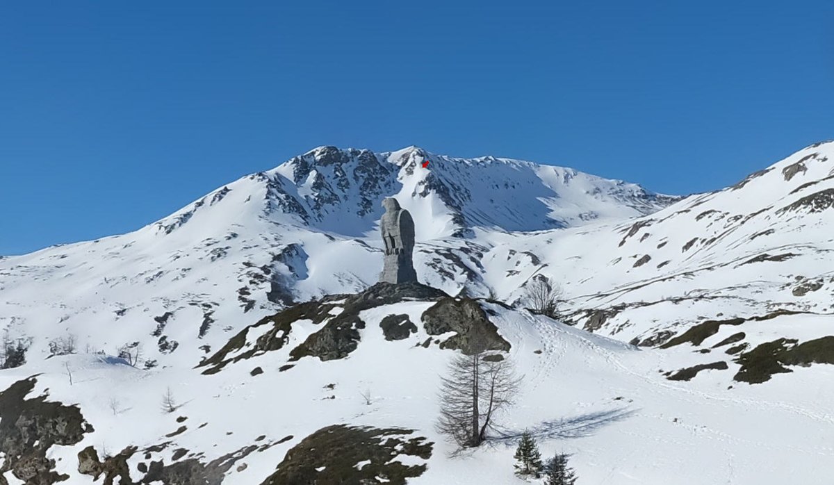 Alpenweerman's tweet photo. Nog nooit lag er de afgelopen jaren (en zover als ik kan terughalen) zo weinig sneeuw op de #Simplonpas (2005m). De vorige 2 winters waren al record sneeuwarm en je zou zeggen het kan dan alleen maar beter worden. Niet dus. Deze winter overtreft tot dato die van de vorige 2 winters. Op dit moment bedraagt de sneeuwhoogte op het #SLF sneeuwmeetveld 18 cm! Ter vergelijking, normaal zou er nu 1 meter sneeuw moeten liggen, in sneeuwrijke winters meer dan 200cm! Grafieken 2024 en 2023